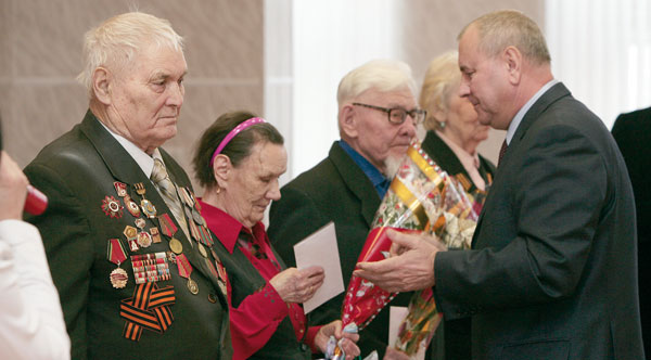 В. Безрук поздравляет усинских ветеранов (слева направо – Ш. Юмагулов, А. Артемова и Р. Сибагатуллин)