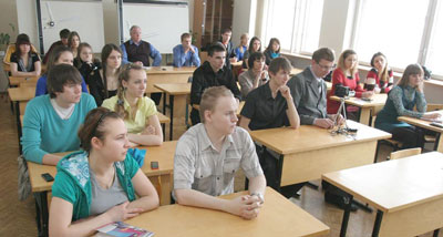 Студенты на лекции Несанелиса
