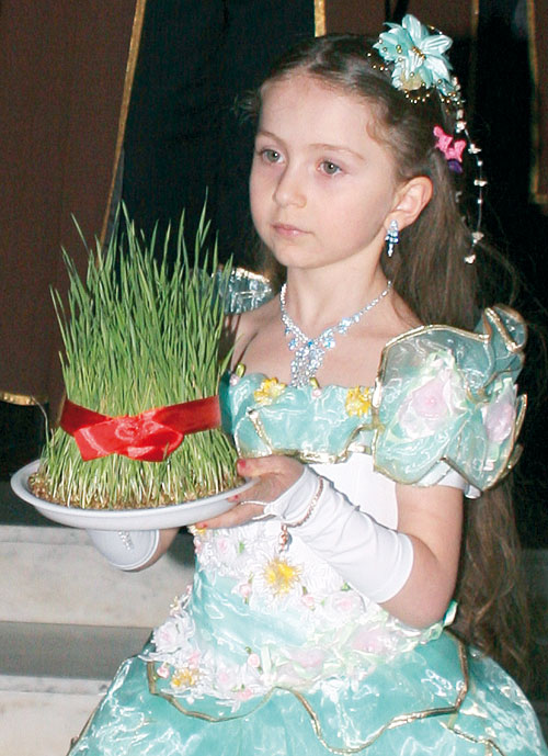 юная участница праздника с символом Новруза