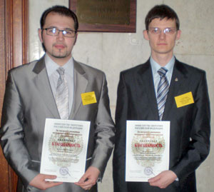С. Манаков (справа) и И. Мухамедов с наградами 