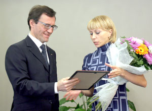 А. Хабибуллин вручает диплом Н. Сарычевой
