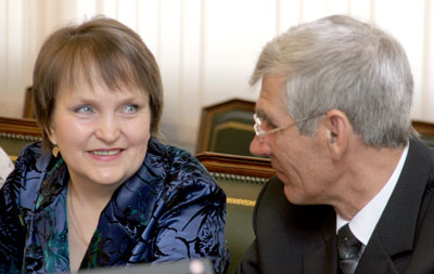 А. Аршулик беседует с В. Бабиковой во время церемонии награждения