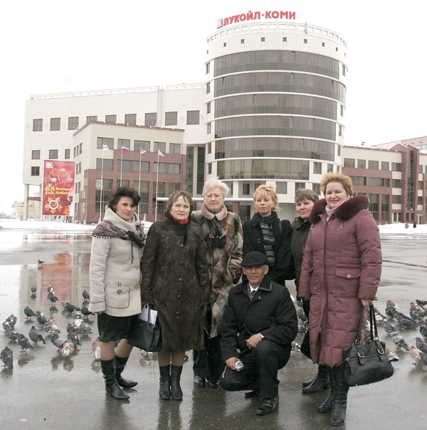 победители проекта в начале экскурсии по Усинску – на фоне главного офиса ООО «ЛУКОЙЛ-Коми»
