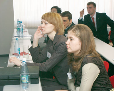 Ю. Баранова (слева) и И. Чугункина во время работы секции