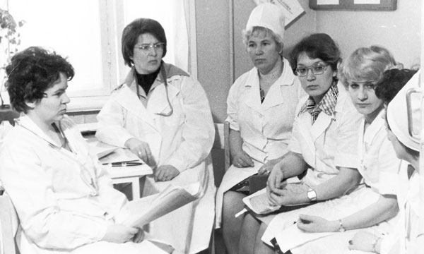 коллектив терапевтического отделения УЦРБ (1981 г., вторая слева – зав. отделением Г. Васяева)