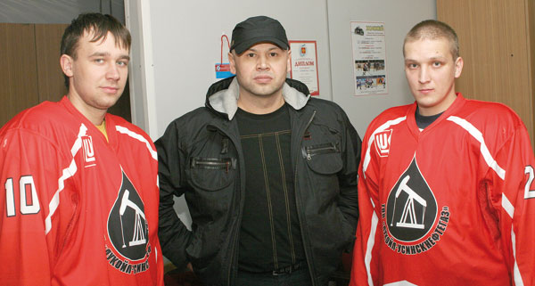 А. Лукманов (в центре) и игроки Д. Танаков (справа) и А. Курлат