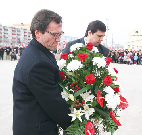 А. Хабибуллин (слева) возлагает цветы к подножию памятника Защитникам Отечества (Усинск)