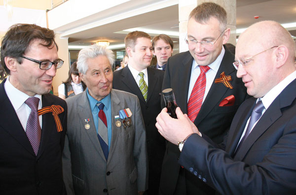(слева направо) А. Хабибуллин, председатель Совета ветеранов войны и труда НАО Т. Сядейский, И. Кошин, И. Федоров рассматривают образцы нефти