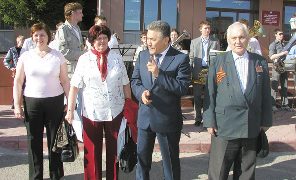 (слева направо) Ч. Попова, ответственный секретарь Совета ветеранов В. Дурасова, А. Тян и участник Великой Отечественной войны Ш. Юмагулов