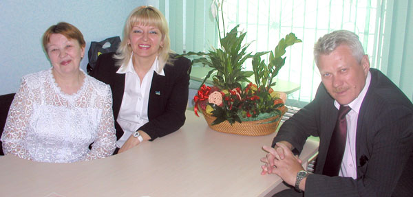 (слева направо) М. Кутукова, Т. Капийчук и В. Козорезов