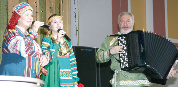 поет Л. Логинова (слева)