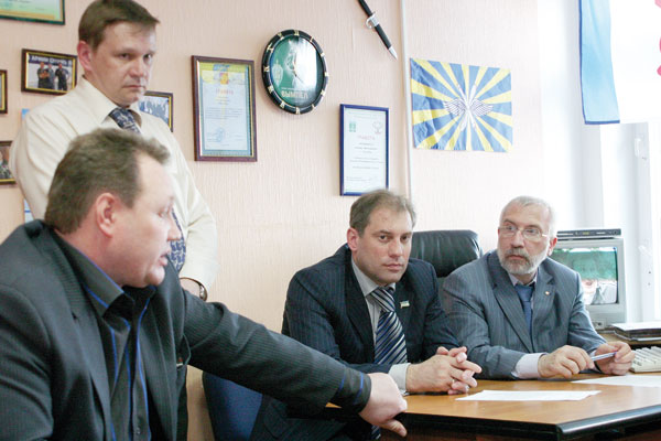 во время пресс-конференции – (сидят справа налево) Д. Несанелис, Н. Кулябов и С. Новоселов