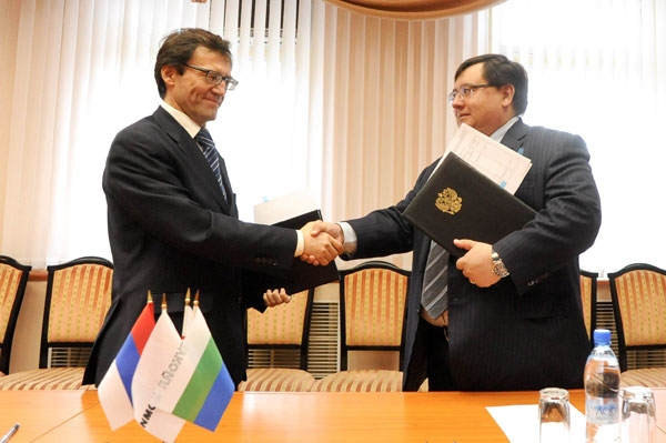  А. Хабибуллин (слева) и О. Казарцев после подписания соглашения