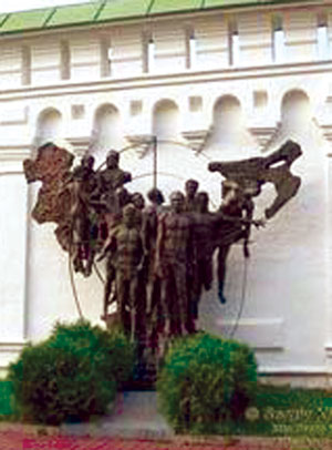 памятник жертвам расстрела у монастырской стены