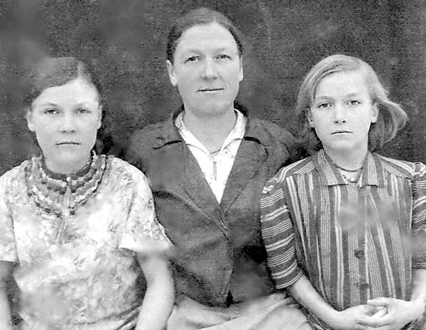 бабушка Домна Ивановна с дочерьми Ниной (слева) и Женей