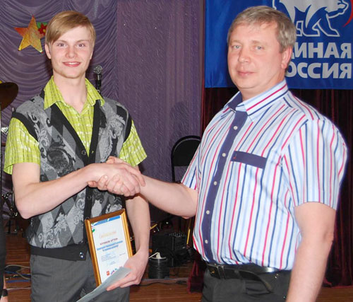 Артем Куликов принимает поздравления от депутата-нефтяника И. Еремина