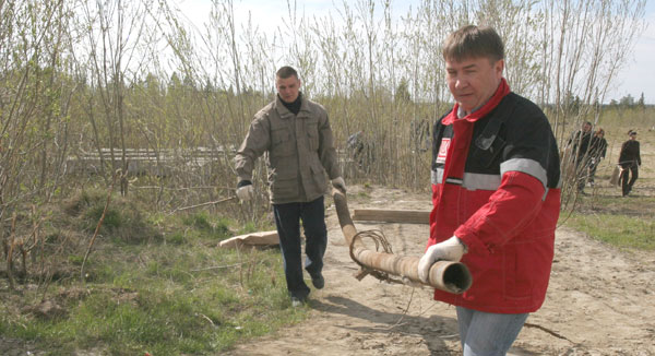 начальник отдела геолого-геофизических баз данных усинского ТПП Владимир Нефедов (на переднем плане) на уборке территории
