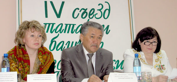 в президиуме съезда Г. Бадрутдинова (справа), А. Тян и Г. Габушева