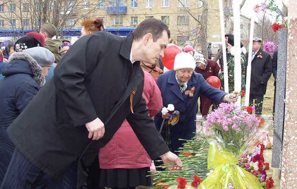 цветы возлагает нынешний директор НШУ «Яреганефть» Владимир Гуляев