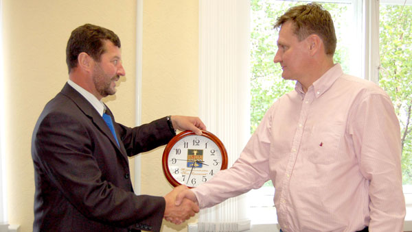  А. Чупров (слева) вручает Д. Астафьеву часы с логотипом Усть-Цильмы
