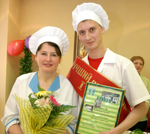 В. Юдинцев и автор лучшего десерта Р. Валеева