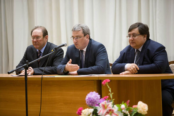 (слева направо) глава — председатель Совета МОГО «Ухта» А. Макаренко, В. Гайзер и О. Казарцев