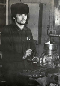 Владимир Потемкин в конце 70-х за станком