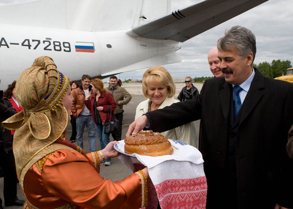 Т. Полякова и Ю. Медведев принимают хлеб-соль в аэропорту Ухты