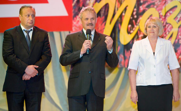 С. Воробьев, А. Благодаров (в центре) и Т. Полякова на церемонии награждения