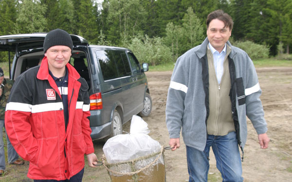  В. Иванов (справа) и И. Шарафеев с бесценным грузом