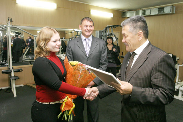  А. Тян поздравляет Е. Овчарову (в центре – Ю. Петухов)
