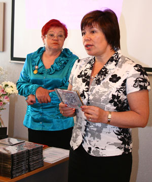 Т. Николаева (справа) и Е. Холопова во время презентации DVD-диска