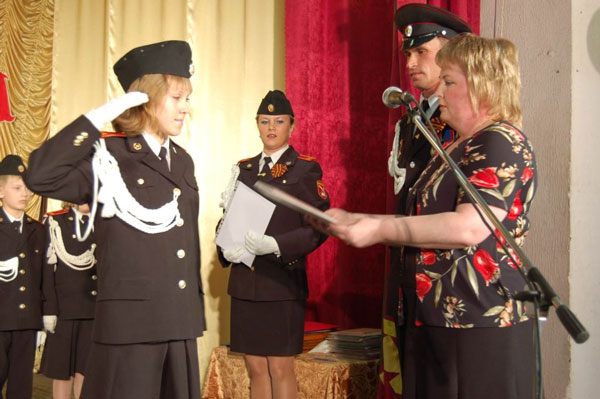 Л. Федотова (справа) поздравляет одного из лучших кадетов – Марию Хозяинову