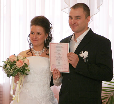 Cергей и Эльвира Данцевич со свидетельством о регистрации брака