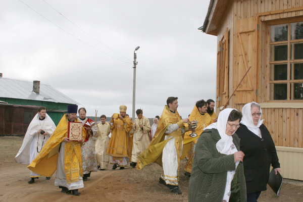  Епископ Сыктывкарский и Воркутинский Питирим (в центре) проводит торжественный обряд обновления храма в селе Колва (2007 г.)