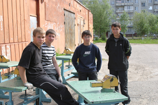 (слева направо) А. Звирянский, А. Макунин, Р. Шакиров и Е. Николаев во время короткого отдыха