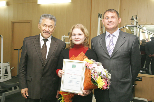 Елена с главой Усинска А. Тяном (слева) и Ю. Петуховым после возвращения с победой из Кемеровской области – июль 2010 г.