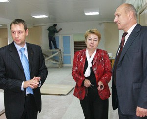 В. Гудок (слева), Т. Каракчиева и А. Падалка знакомятся с ходом ремонтных работ