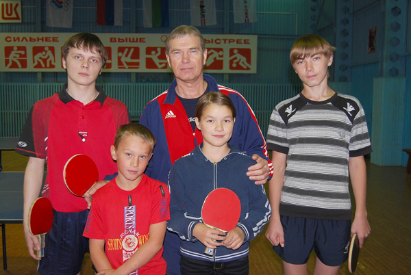 на заднем плане – Олег Лисович (слева) и Владимир Фунтиков (в центре) с юными теннисистами