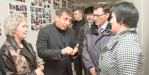 (слева направо) М. Павлова, И. Леонов, А. Хабибуллин и руководитель Дома культуры Г. Приявко