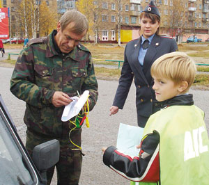четвероклассник Вова Курицев передает свое послание водителю