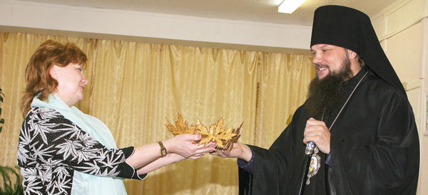 директор специальной (коррекционной) школы Марина Крышнева вручает епископу Сыктывкарскому и Воркутинскому Питириму символическую хлебосольную чашу