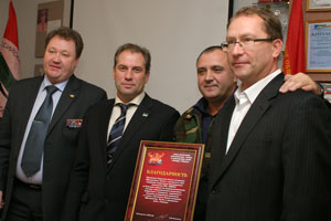 (слева направо) С. Новоселов, Н. Кулябов, В. Клюпа и руководитель ТРК «Усинск», депутат Совета города М. Серов в момент награждения
