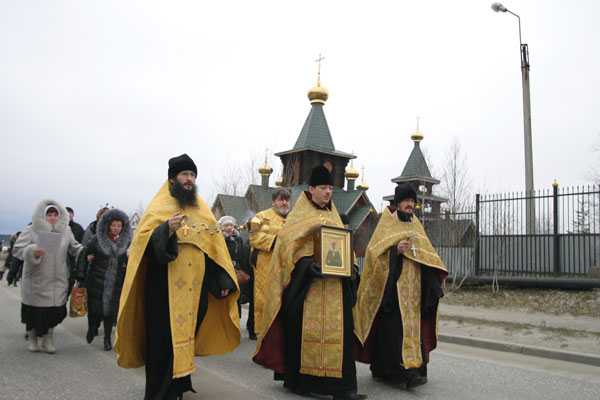 (слева направо) Благочинный усинского церковного округа иеромонах Петр, игумен Гермоген, иеромонах Арсений