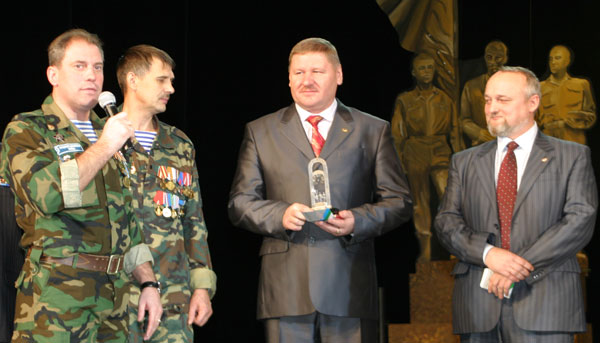 (слева направо) Н. Кулябов, М. Рябов, П. Байда и А. Пасечник на сцене усинского ДК