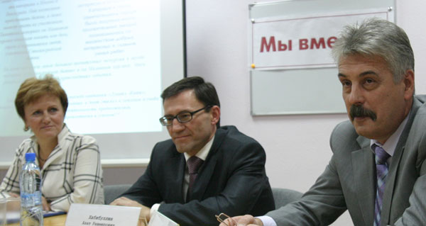 (слева направо) руководитель управления образования г. Усинска О. Подгорная, А. Хабибуллин и Ю. Медведев во время круглого стола