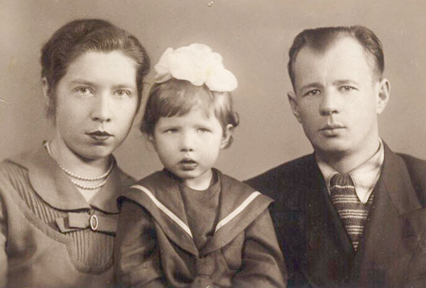 супруги Коноваловы с дочерью Ириной (60-е годы)