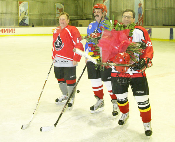 капитаны команд (слева направо) В. Питиримов, Ю. Медведев и А. Хабибуллин