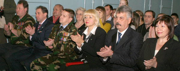 (слева направо) Т. Капийчук, Ю. Медведев и Т. Николаева во время церемонии посвящения в кадеты