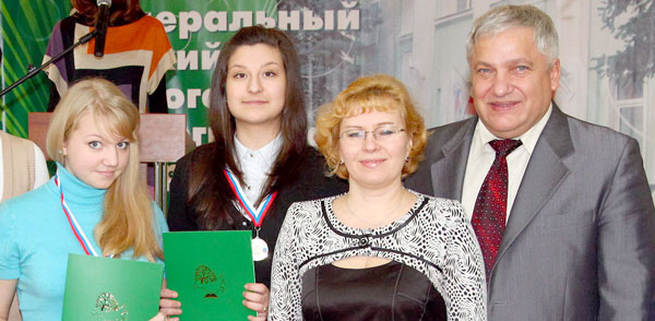 Юля Кулагина (крайняя слева) и Катя Семяшкина вместе с членами московского жюри